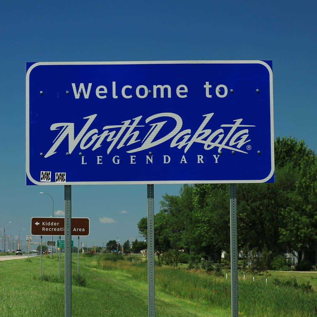 ND210_West_-_Welcome_to_North_Dakota_Sign_(42678037784)